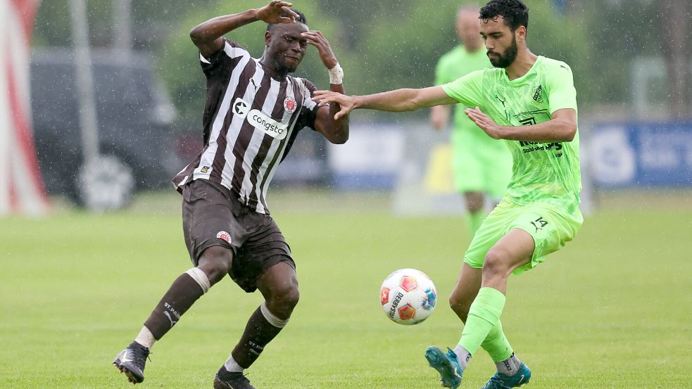 Der FC St. Pauli zu Gast in Ostfriesland: GW Firrel freut sich trotz des Regens auf das Supercup-Spiel gegen den Bundesligisten. Fotos: Doden/Emden