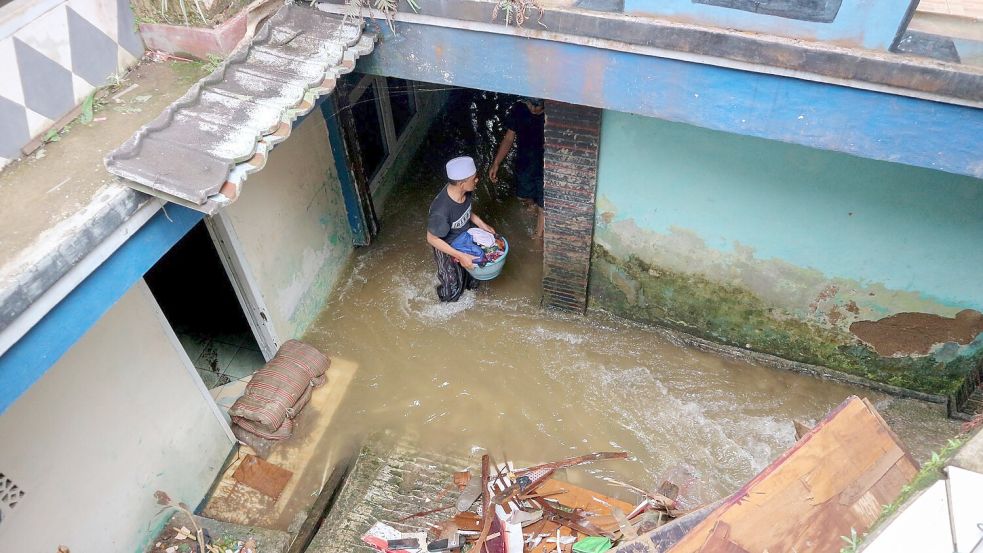 Mindestens drei Menschen sind in den Fluten ums Leben gekommen. Foto: Rangga Firmansyah/XinHua/dpa