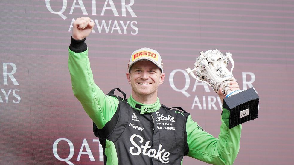 Für seinen ersten Podiumsplatz in der Formel 1 bekam Nico Hülkenberg einen Pokal aus Lego-Bausteinen. Foto: Bradley Collyer/PA Wire/dpa