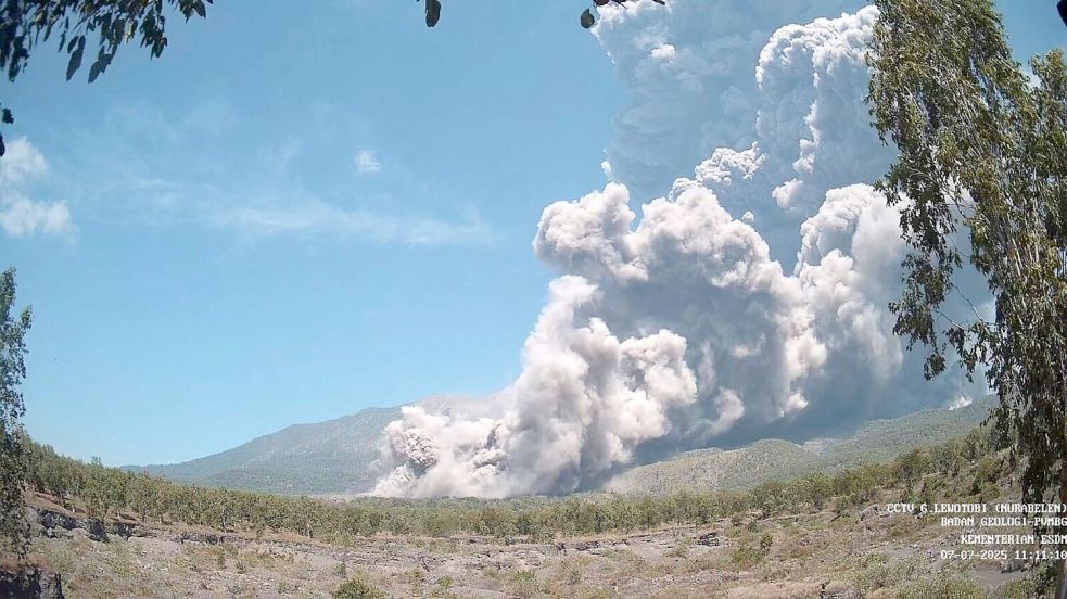 Die Behörden richteten eine Sperrzone rund um den Vulkan ein. Foto: Badan Geologi/Badan Geologi/AP/dpa