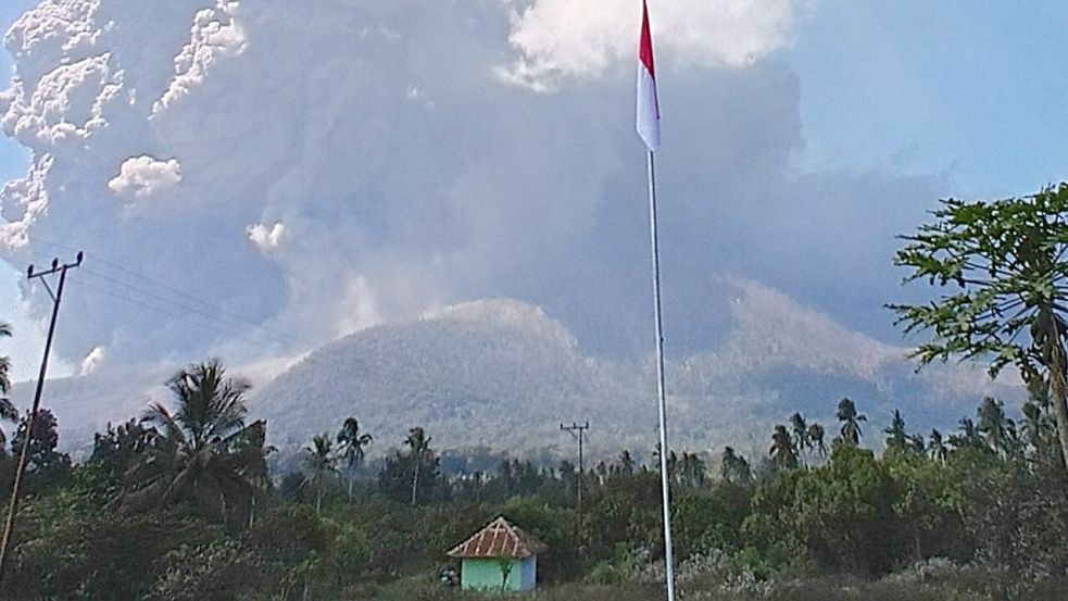 Der Lewotobi Laki-Laki liegt auf der auch bei Touristen beliebten Insel Flores. Foto: --/Geological Agency Bilder /dpa