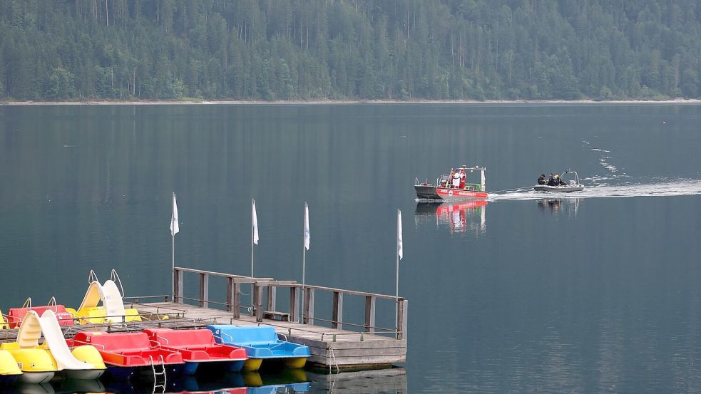Im Eibsee wird nach einem untergegangenen Vater und seinem Sohn gesucht. Foto: Karl-Josef Hildenbrand/dpa