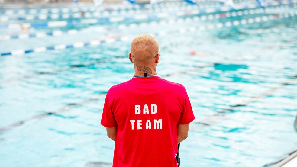 In einigen Freibädern gehört Security-Personal mittlerweile zum festen Bestandteil. Foto: dpa/Andreas Arnold