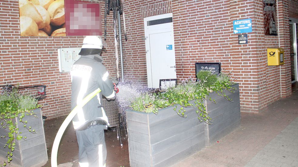 Eine Sitzgruppe musste bei einem Supermarkt gelöscht werden. Foto: Feuerwehr/Joachim Rand