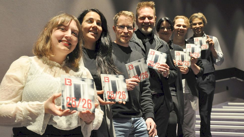 Sie halten den kompakten Landesbühnen-Mix in Form des Spielplans in Händen (von links): Julia Keller, Sarah Helmy, Christoph Engeroff, Olaf Strieb, Britta Hollmann, Nicola Bremer und Dr. Marcel Krohn. Foto: Susanne Ullrich