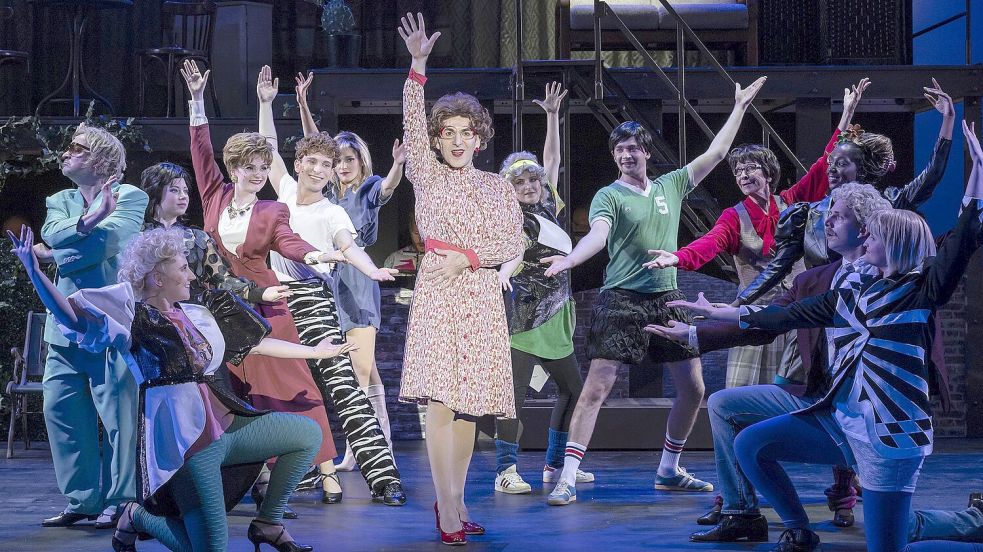 In jeder Spielzeit bringt Intendant Olaf Strieb ein Musical selbst als Regisseur auf die Bühne. Zuletzt war es „Tootsie“. Jetzt wird „Kein Pardon“ gespielt. Foto: Volker Beinhorn