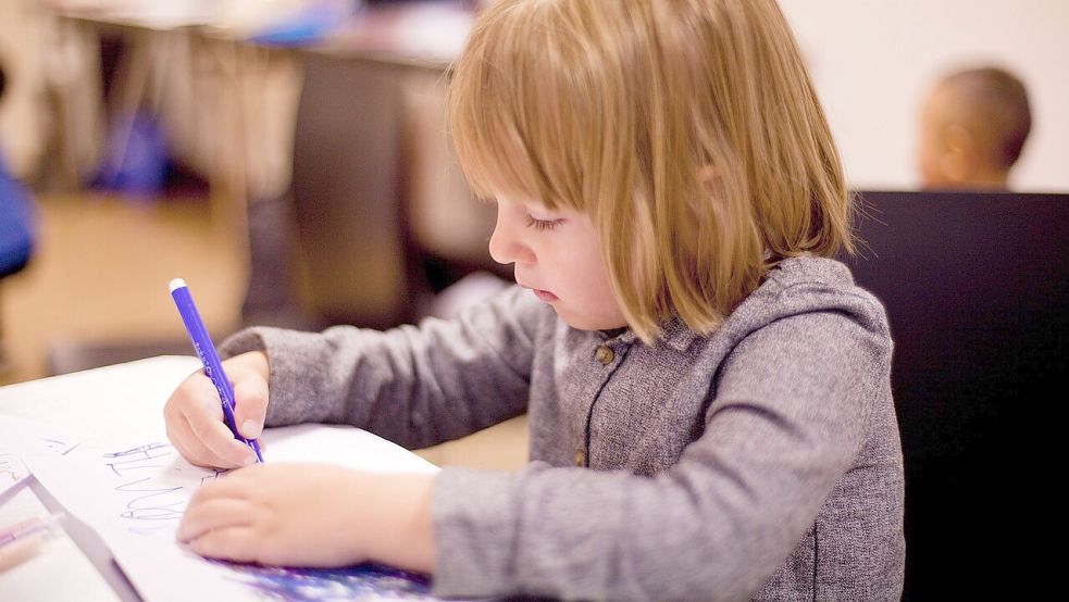 Ein Mädchen arbeitet an den ersten Schreibversuchen. Die Förderschule in Emden können Kinder ab der ersten Klasse besuchen. Symbolfoto: Pixabay