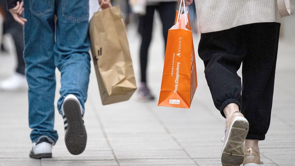 Die gestiegenen Preise sorgen dafür, dass viele Konsumenten sparen und weniger einkaufen. Foto: Monika Skolimowska/dpa