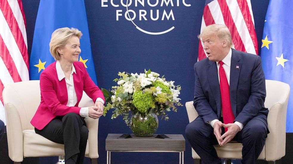 Haben zum Zollstreit telefoniert: EU-Kommissionspräsidentin von der Leyen und US-Präsident Donald Trump. (Archivbild) Foto: Evan Vucci/AP/dpa