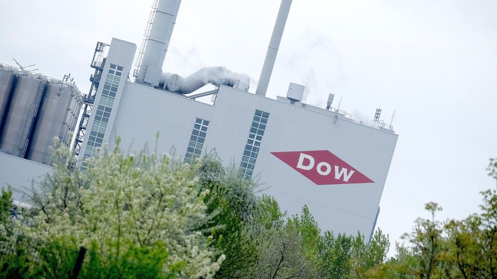 Der Konzern will einzelne Anlagen in Böhlen und Schkopau schließen. Foto: Sebastian Willnow/dpa
