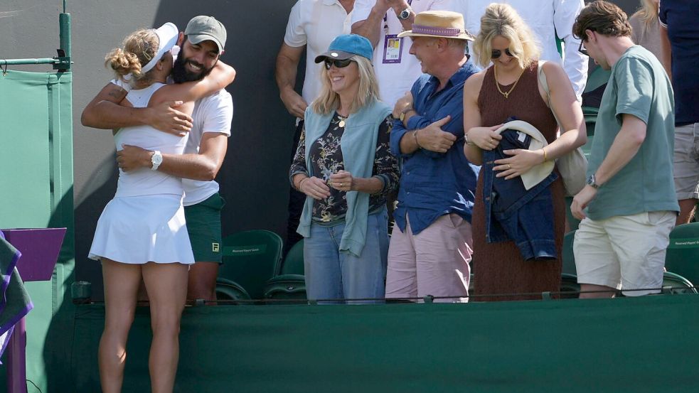 Laura Siegemund umarmt ihren Freund und Trainer Antonio Zucca. Foto: Kirsty Wigglesworth/AP/dpa