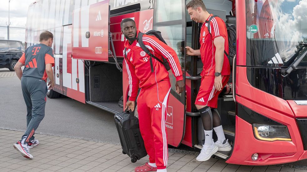 Für die Stars des FC Bayern wie Dayot Upamecano (m) steht jetzt Urlaub an. Foto: Leonie Asendorpf/dpa