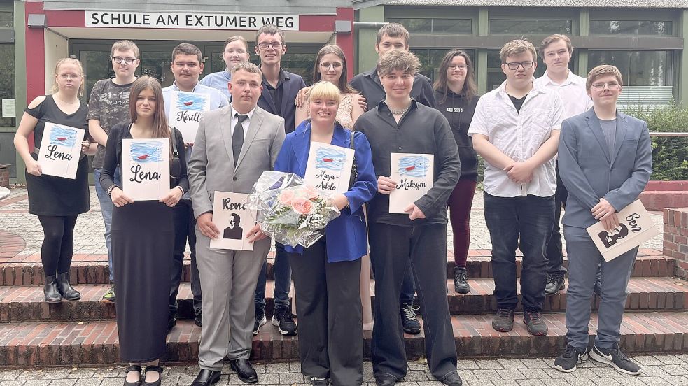 Schulabschluss geschafft: Froh halten Absolventinnen und Absolventen der Schule am Extumer Weg ihre Zeugnisse in den Händen. Foto: privat