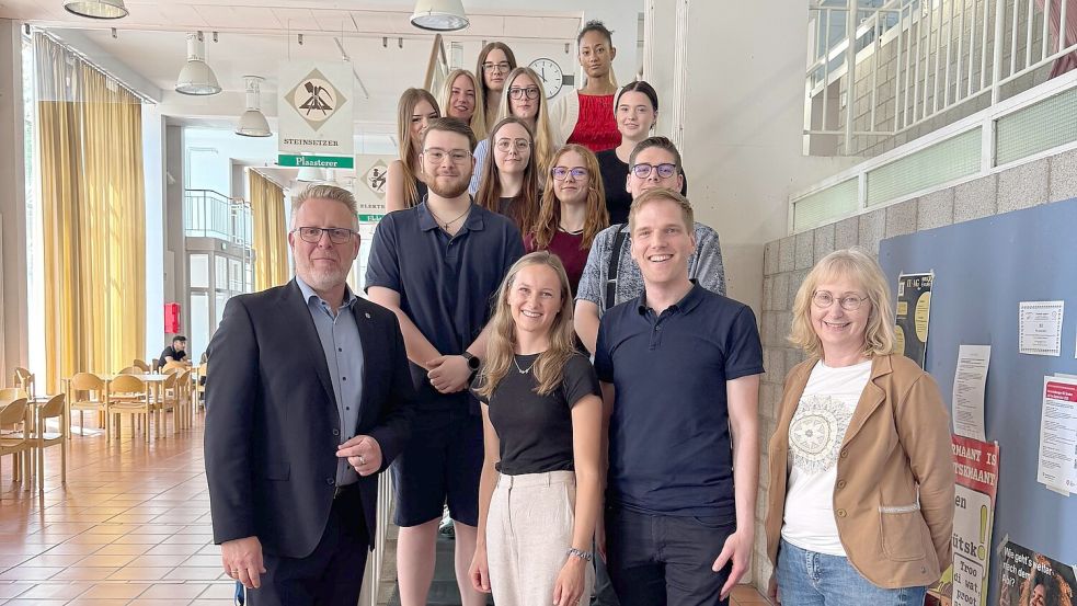 Die Pflegeassistenten stellten sich nach der Zeugnisübergabe mit ihren Lehrern zu einem Erinnerungsfoto auf. Foto: privat