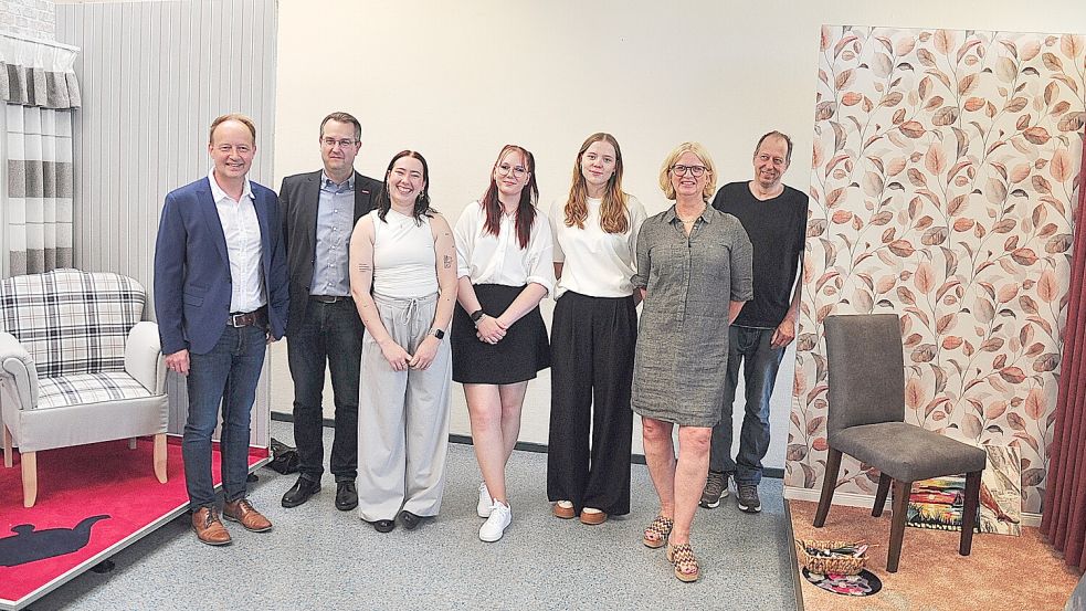 Die neuen Raumausstatterinnen stellten sich mit ihren Ausbildern und Lehrern zu einem Erinnerungsfoto auf. Foto: privat
