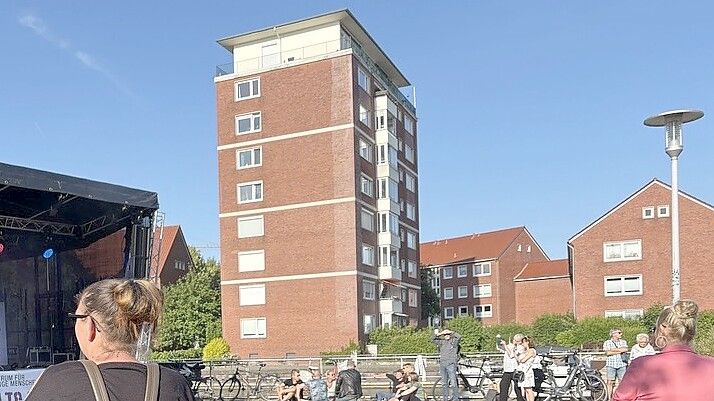 Das Hochhaus Schreyers Hoek. Hier vom Hafentorplatz aufgenommen während des „Alte Post goes Hafentor“-Festivals. Foto: Mona Hanssen/Archiv