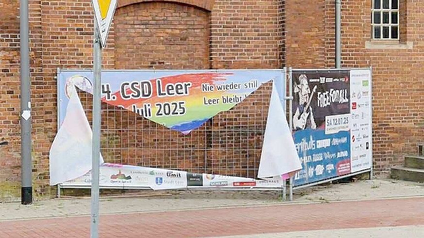 Unbekannte haben das Plakat zerschnitten. Foto: privat