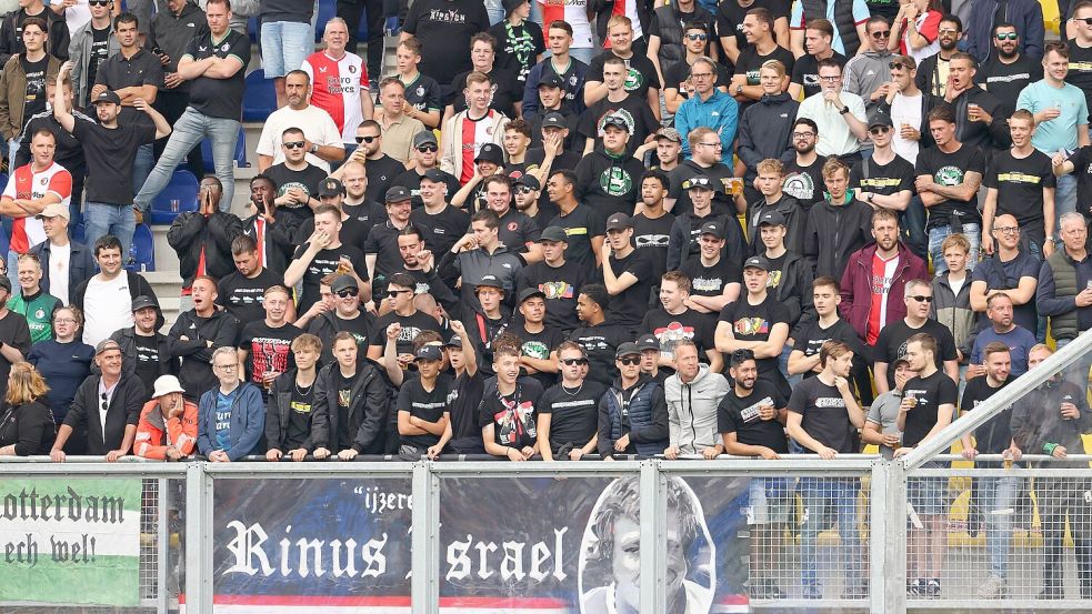 Beim Testspiel zwischen SC Cambuur und Feynoord Rotterdam (1:4) waren am Samstag Zuschauer zugelassen. Aber ein entsprechendes Polizeiaufgebot stand zur Sicherheit bereit. Foto: Imago