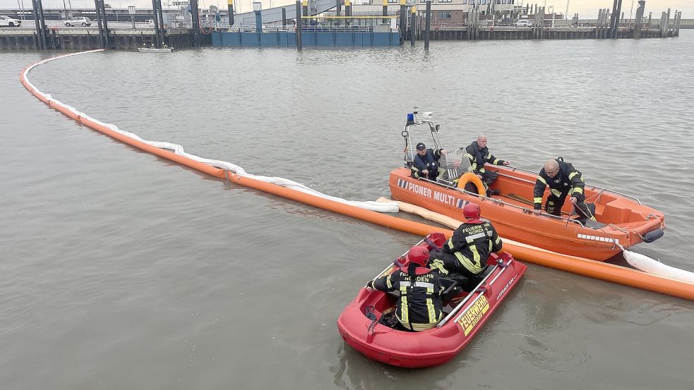 Mit Booten wurden Ölsperren ausgebracht. Foto: Feuerwehr Norden