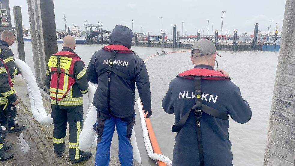 Kräfte der Norder Feuerwehr und Mitarbeiter des NLWKN waren im Norddeicher Hafen im Einsatz. Foto: Feuerwehr Norden