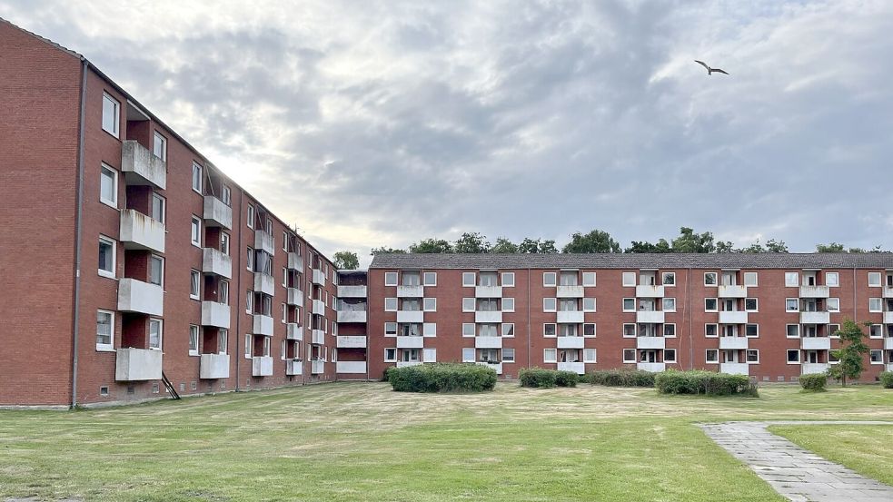 An der Geibelstraße im Emder Stadtteil Barenburg stehen mehrere Wohnblöcke. Aus welchem genau die Frau gestürzt ist, ist unklar. Foto: Archiv
