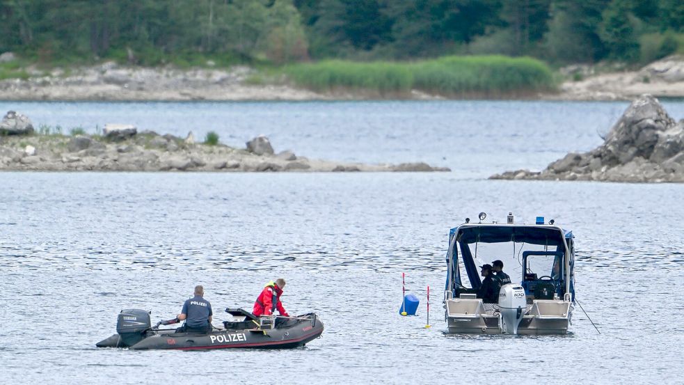 Im Eibsee wird nach einem untergegangenen Vater und seinem Sohn gesucht. Foto: Peter Kneffel/dpa