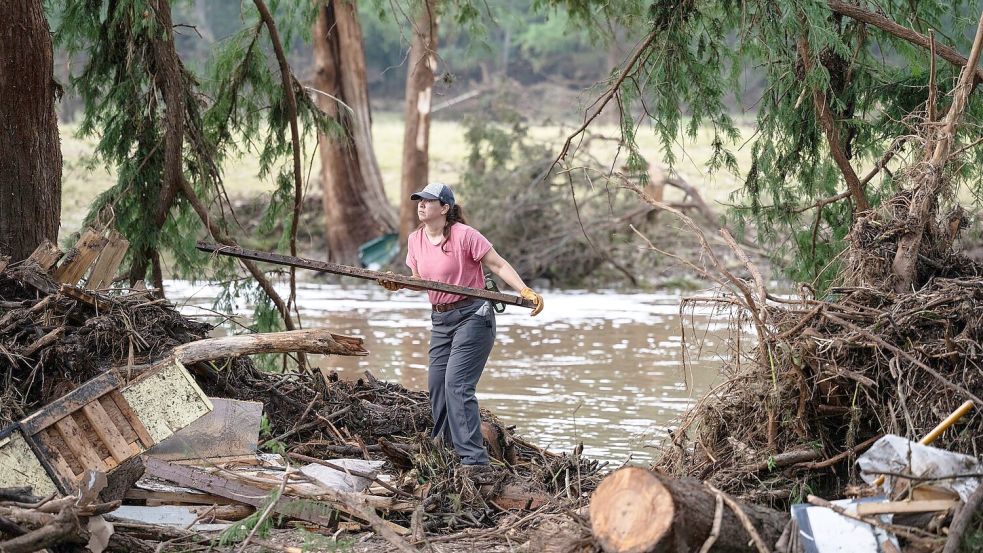 Es regnete weiter, was die Suche nach Vermissten erschwert. Foto: Eli Hartman/FR172217 AP/AP/dpa