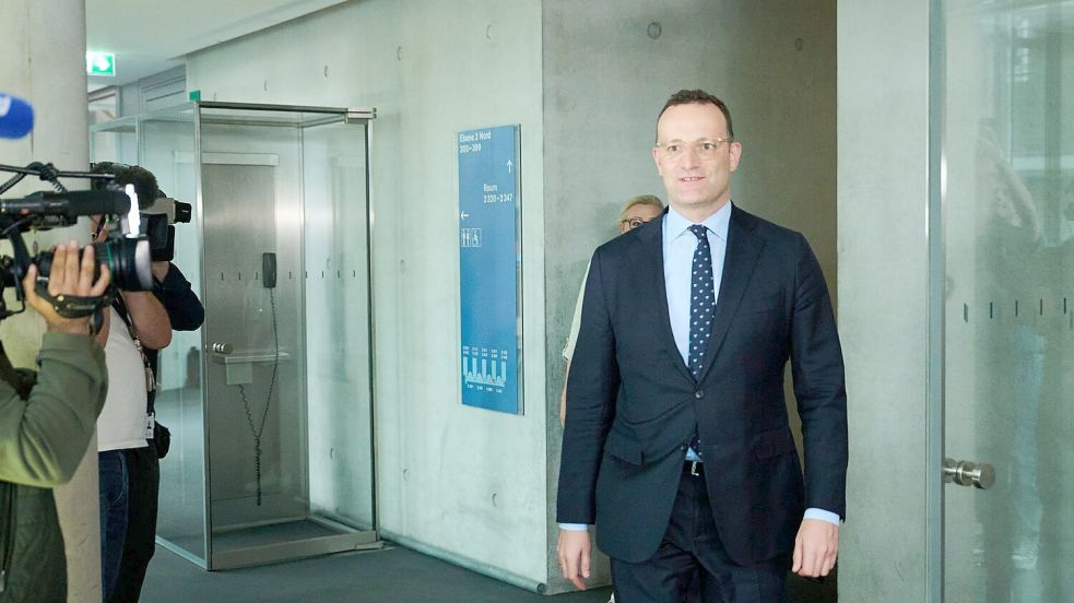 Jens Spahn im Juni auf dem Weg zum Haushaltsausschuss - nun wird Sonderermittlerin Sudhof befragt. (Archivbild) Foto: Annette Riedl/dpa