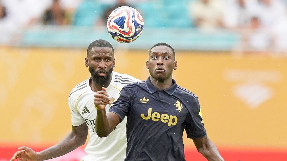 Immer eng am Mann: Antonio Rüdiger (l) im Zweikampf mit dem Ex-Frankfurter Randal Kolo Muani im Spiel gegen Juventus Turin. Foto: Rebecca Blackwell/AP/dpa