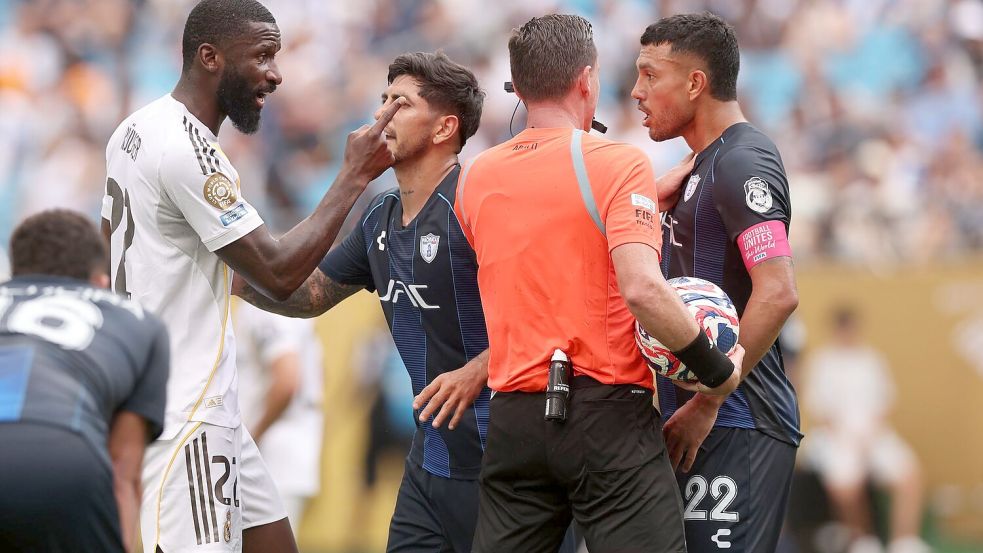 Antonio Rüdiger (l) streitet mit Gustavo Cabral von CF Pachuca (r), dem er eine rassistische Beleidigung vorwarf. Foto: David Klein/CSM via ZUMA Press Wire/dpa