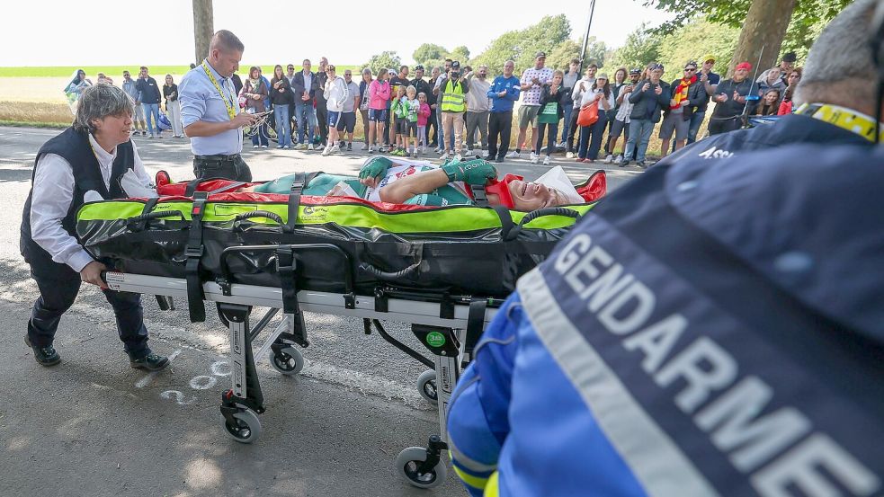 In Jasper Philipsen schied der beste Sprinter verletzt aus. Foto: Matthieu Botte/MAXPPP/dpa