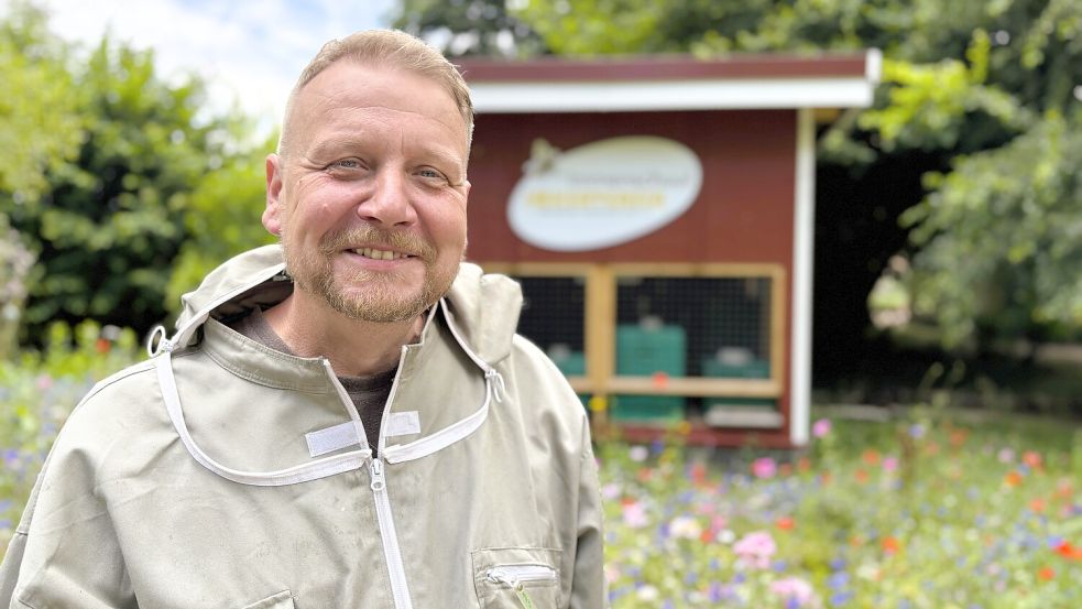Als Obmann für Schulungen beim Imkerverein Friedeburg Wiesmoor hat Dirk Z. jetzt mit der „Immenschuul“ im Gartenpark einen festen Anlaufpunkt. Foto: Nicole Böning