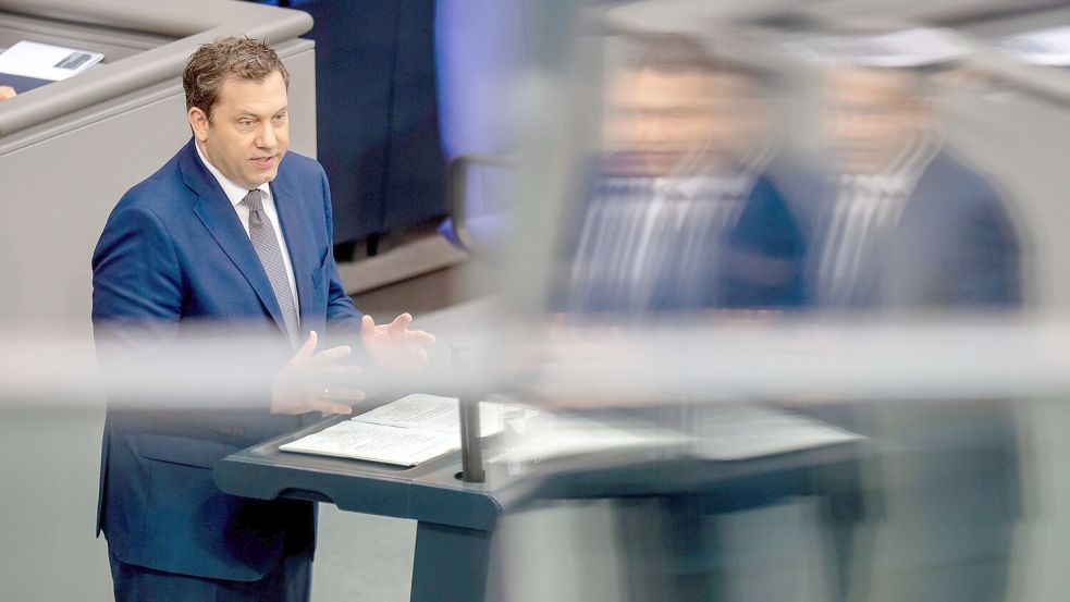 Finanzminister Klingbeil bringt den Haushalt in den Bundestag ein Foto: Michael Kappeler/dpa