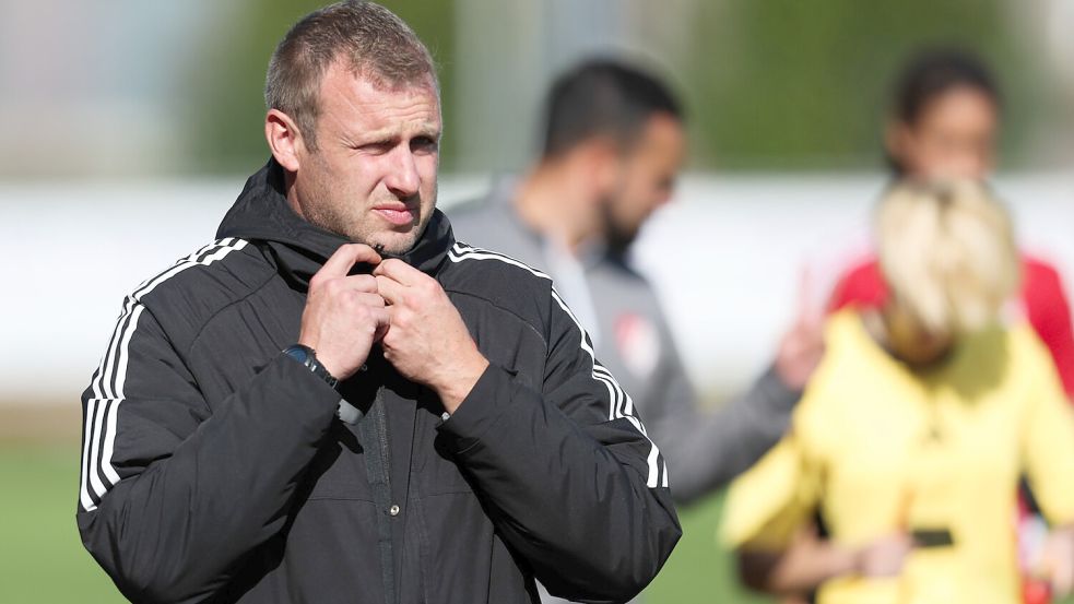 Die Auricher Frauenmannschaft von Trainer Stefan Wilts befindet sich am angesetzten Pokal-Termin im Trainingslager. Foto: Jens Doden, Emden