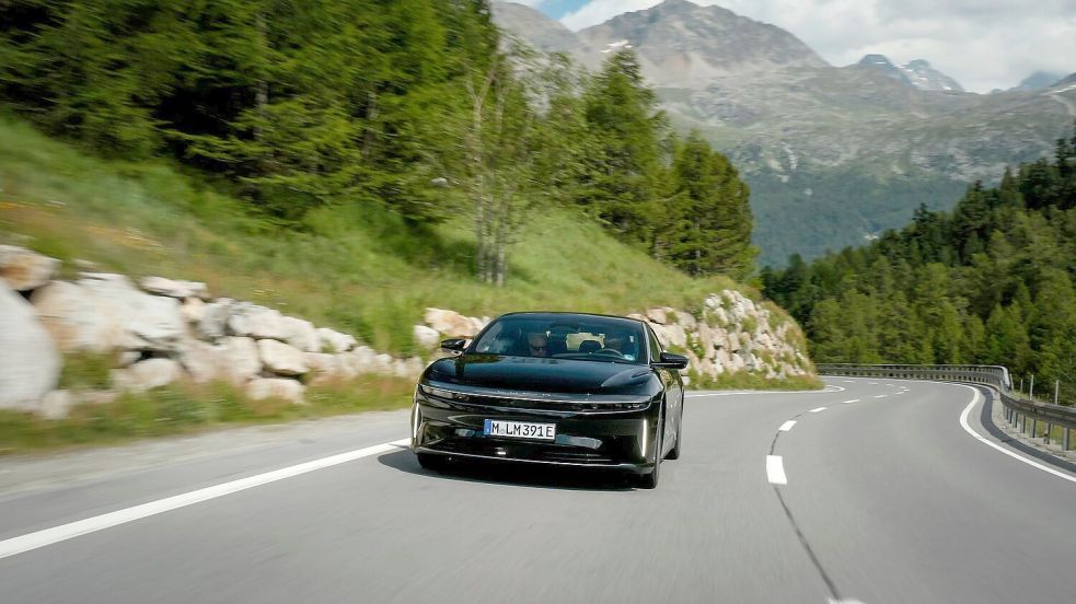 Das Elektroauto von Lucid auf der Fahrt durch die Alpen - mit einer Elektroladung kam es so weit wie noch kein anderes Auto auf den Straßen. Foto: Dominic Fraser/Lucid Motors /dpa