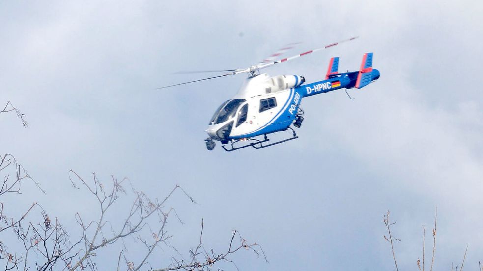 Auch ein Polizeihubschrauber beteiligte sich am Freitagabend im Landkreis Leer und in der Stadt Papenburg an der Suche nach einem Vermissten aus den Niederlanden. Symbolfoto: Archiv/Friedrich Doden