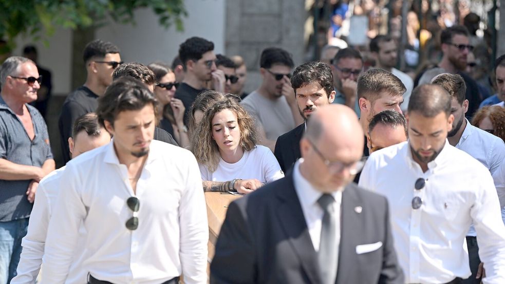 Rute Cardoso trauert am Sarg ihres verstorbenen Mannes Diogo Jota. Foto: Pa/PA Wire/dpa