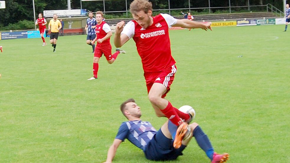 Ihrhove II (hier im Spiel gegen Ihren) schaffte überraschend den Sprung ins Halbfinale. Fotos: Reemts