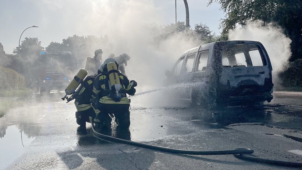 Die Feuerwehr war in Aurich im Einsatz. Ein Auto brannte in voller Ausdehnung. Foto: Feuerwehr