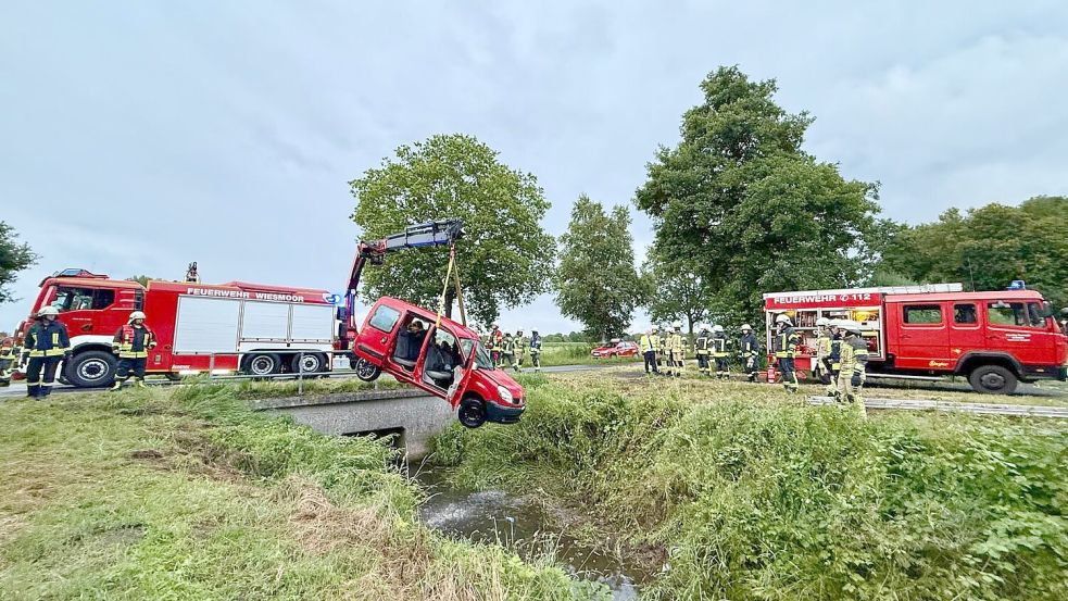 Das Auto musste nach dem Unfall am Montagabend in Strackholt aus dem Graben gezogen werden. Foto: Jan-Marco Bienhoff/Feuerwehr Wiesmoor