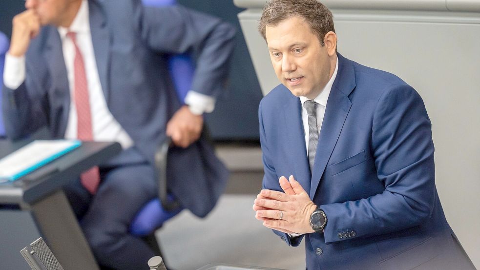 Lars Klingbeil stellt seinen Entwurf für den Bundeshaushalt bis 2029 vor. Foto: dpa/Michael Kappeler