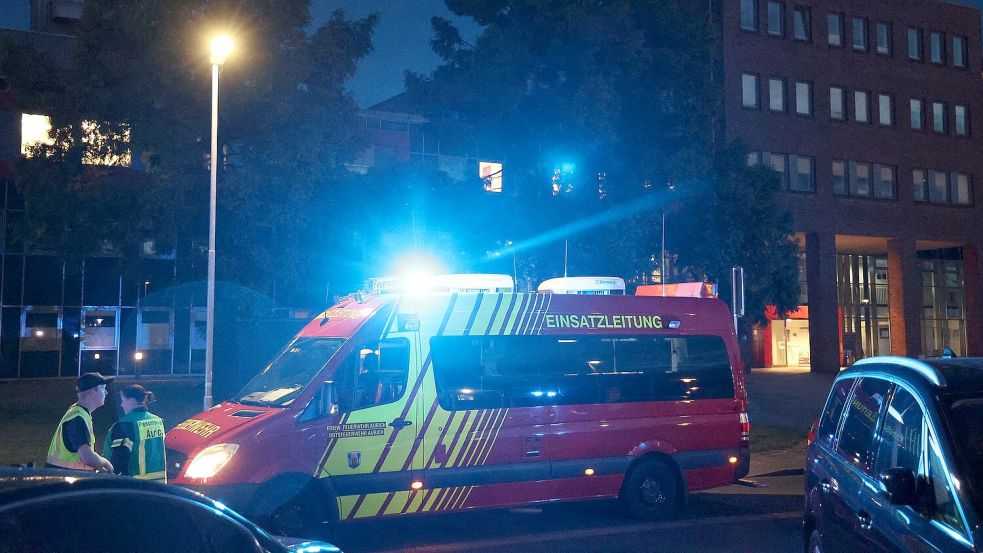Am Freitagabend war die Feuerwehr mit einem Großaufgebot zur Ubbo-Emmius-Klinik in Aurich ausgerückt. Foto: Volker Altrock