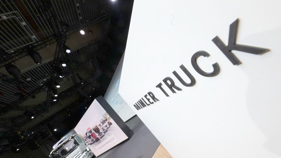 Daimler Truck will in Deutschland 5.000 Stellen streichen. (Archivbild) Foto: Marijan Murat/dpa