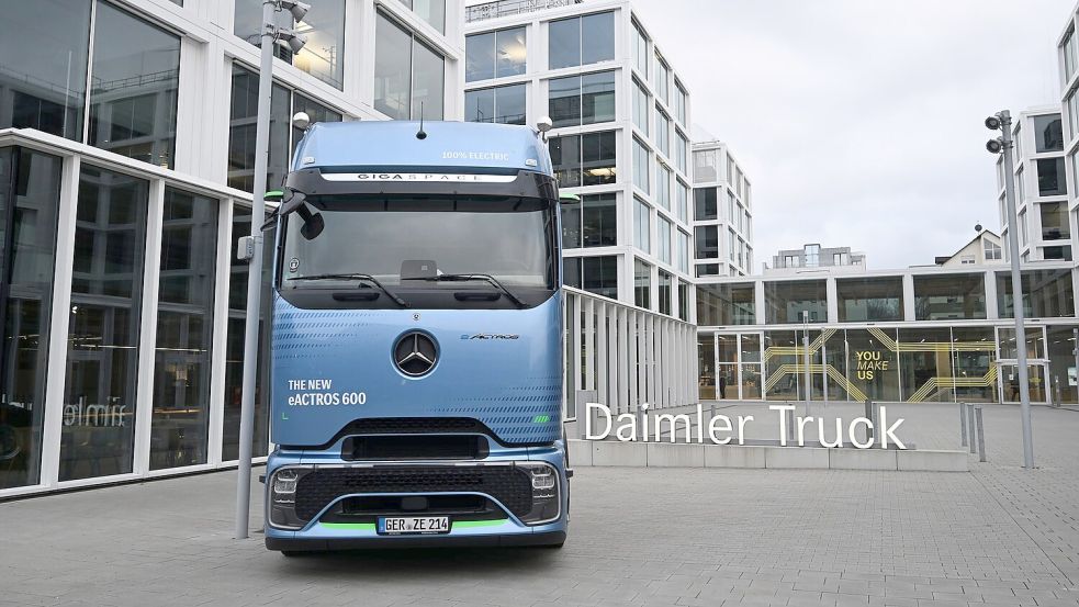 Daimler Truck ist nach eigenen Angaben einer der weltweit größten Nutzfahrzeughersteller. (Archivbild) Foto: Bernd Weißbrod/dpa