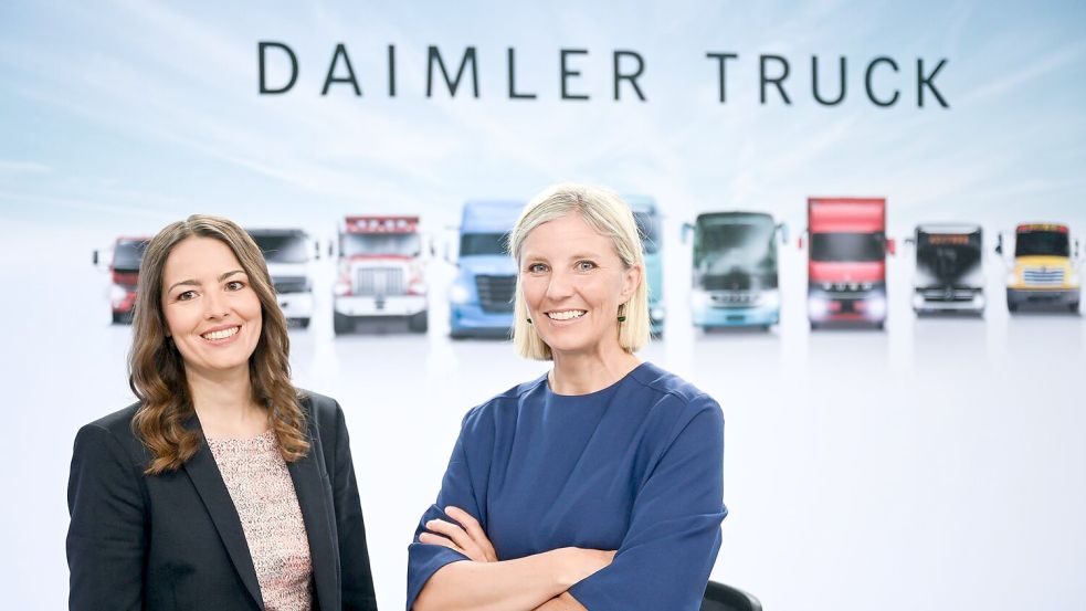 Sie wollen Daimler Truck profitabler machen: Chefin Karin Radström (rechts) und Finanzvorständin Eva Scherer (links). (Archivbild) Foto: Bernd Weißbrod/dpa