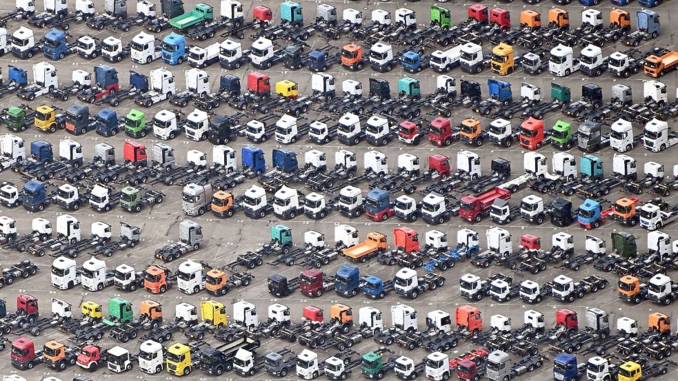 Der Absatz von Mercedes-Benz Trucks ist zuletzt gesunken. (Archivbild) Foto: Uli Deck/dpa