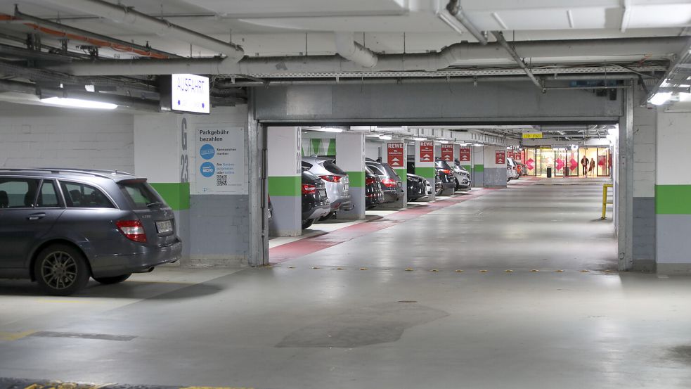 Die automatische Kennzeichenerfassung unter dem Auricher Carolinenhof bereitet Gästen Probleme. Manche werfen dem Betreiber „Abzocke“ vor. Foto: Romuald Banik