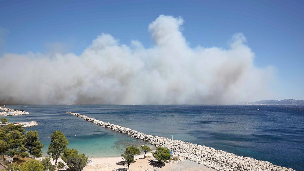 Riesige Rauchwolken versetzen die Bewohner von Marseille in Schrecken. Foto: Clement Mahoudeau/AFP/dpa