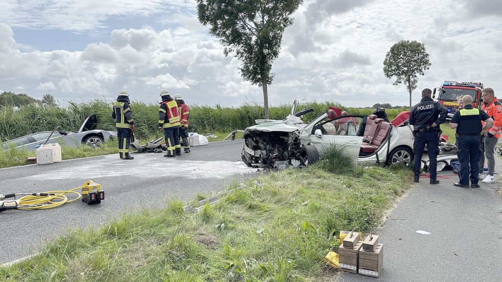 Eines der Unfallfahrzeuge landete im Straßengraben. Foto: Rebecca Kresse