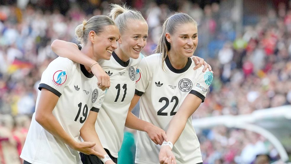 Die deutschen Fußballerinnen erinnern an ihre verletzte Kapitänin Giulia Gwinn. Foto: Martin Meissner/AP/dpa